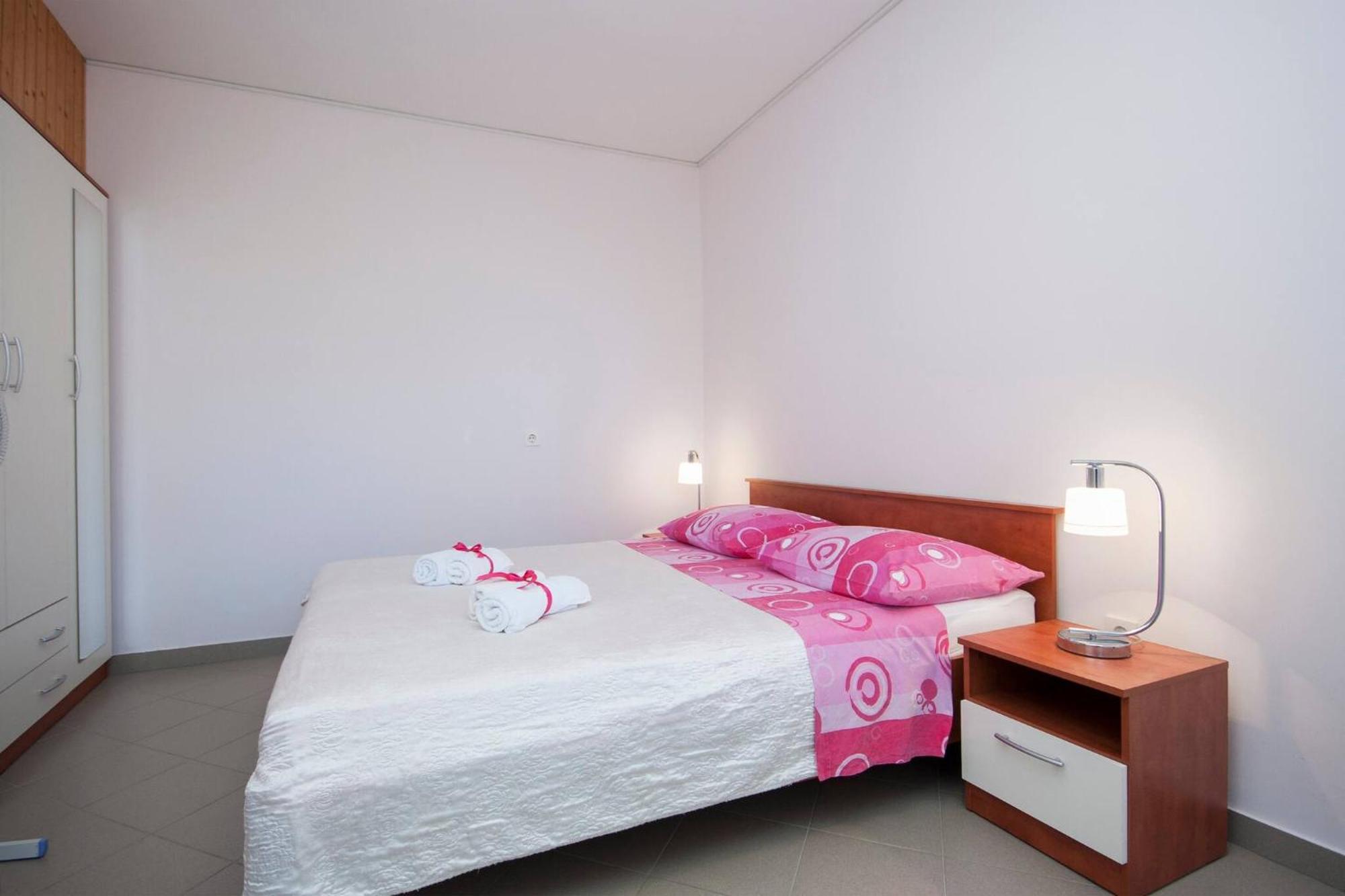 Family Apartments & Rooms Mikelin Primošten Extérieur photo