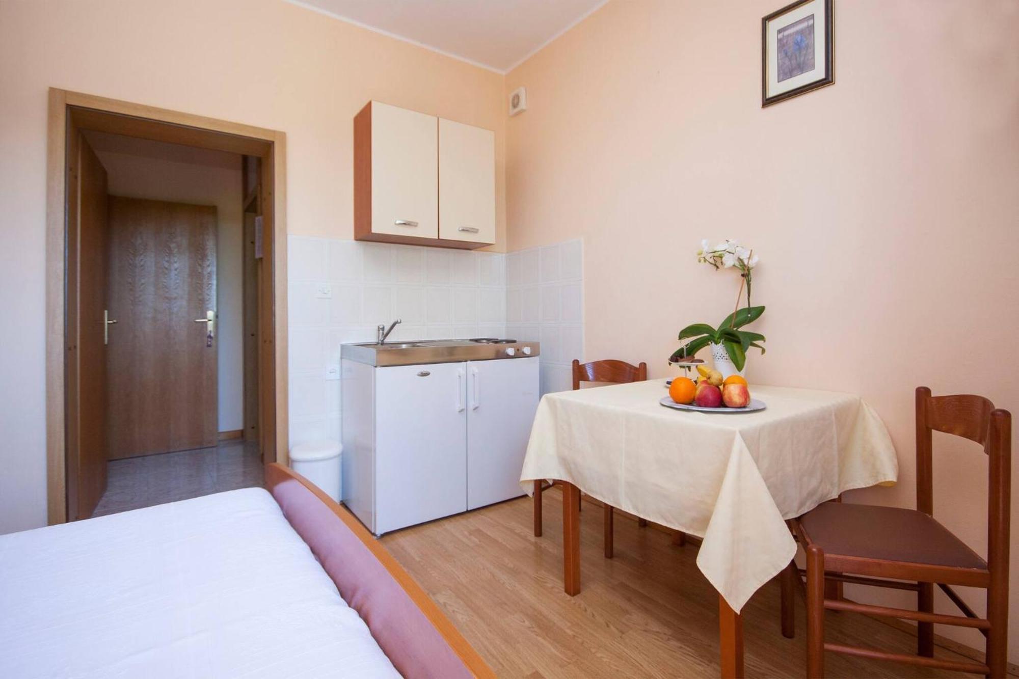 Family Apartments & Rooms Mikelin Primošten Extérieur photo