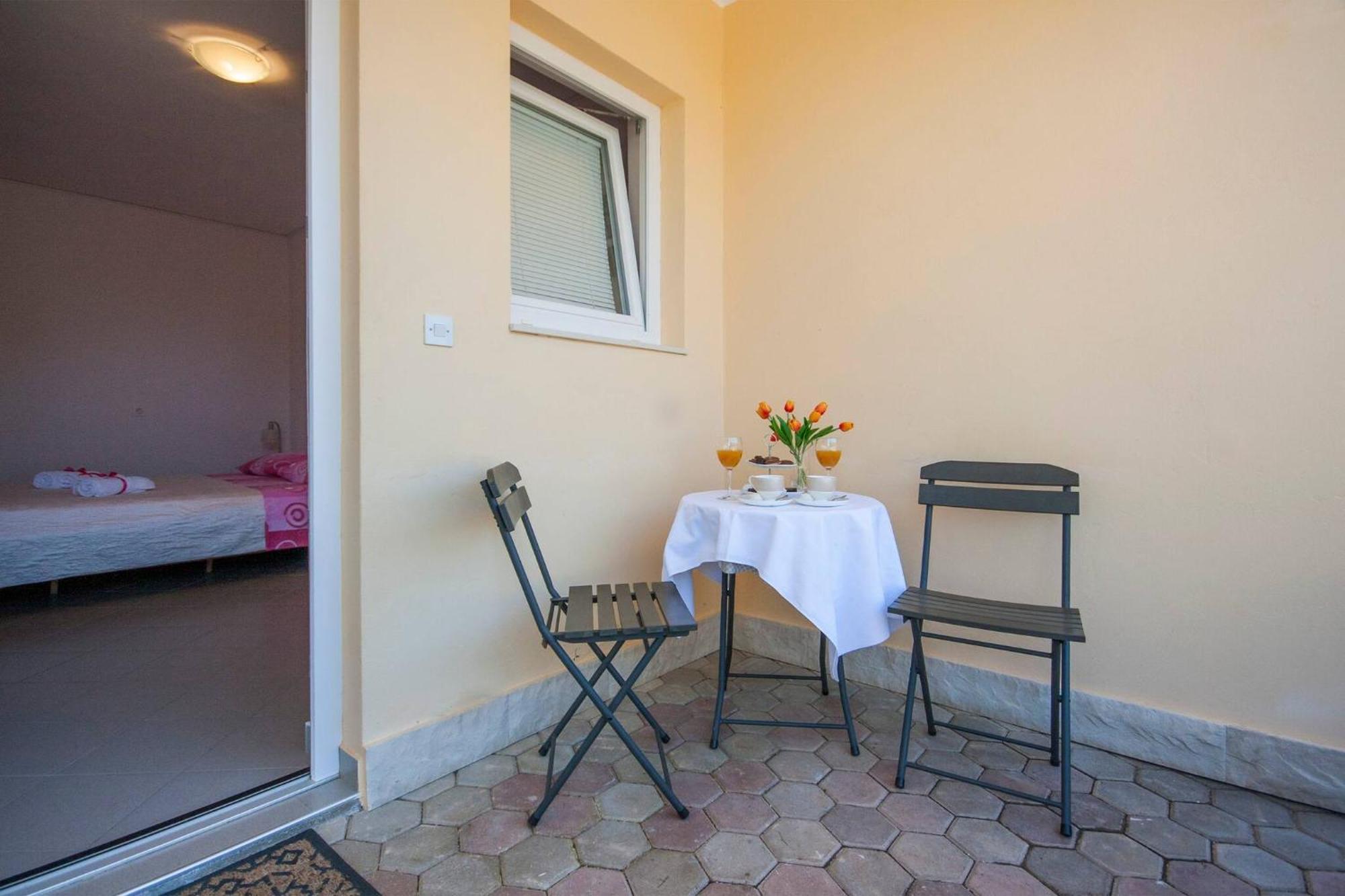 Family Apartments & Rooms Mikelin Primošten Extérieur photo