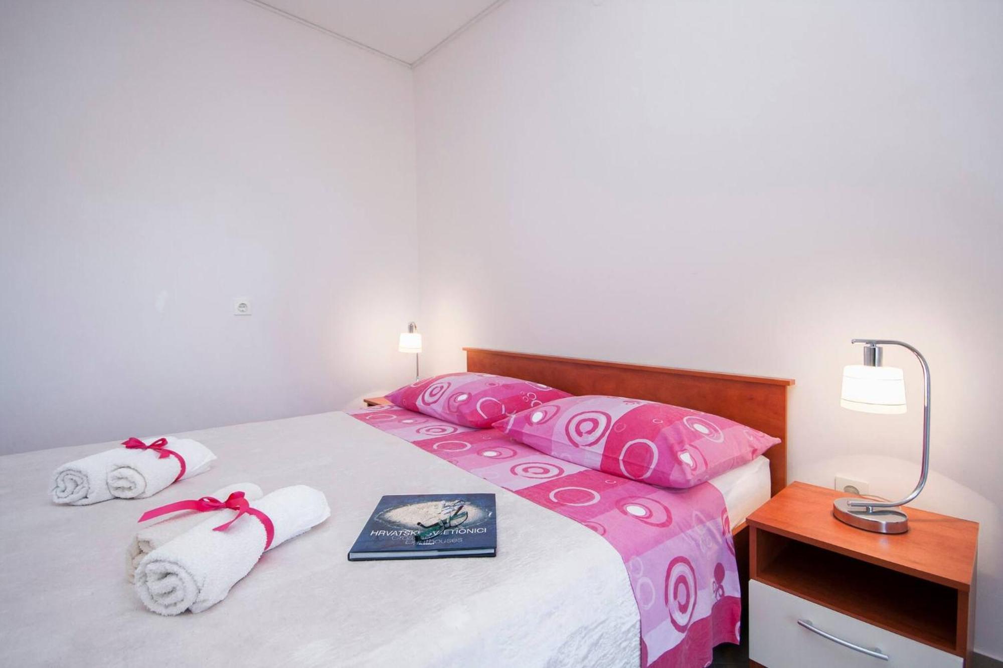 Family Apartments & Rooms Mikelin Primošten Extérieur photo