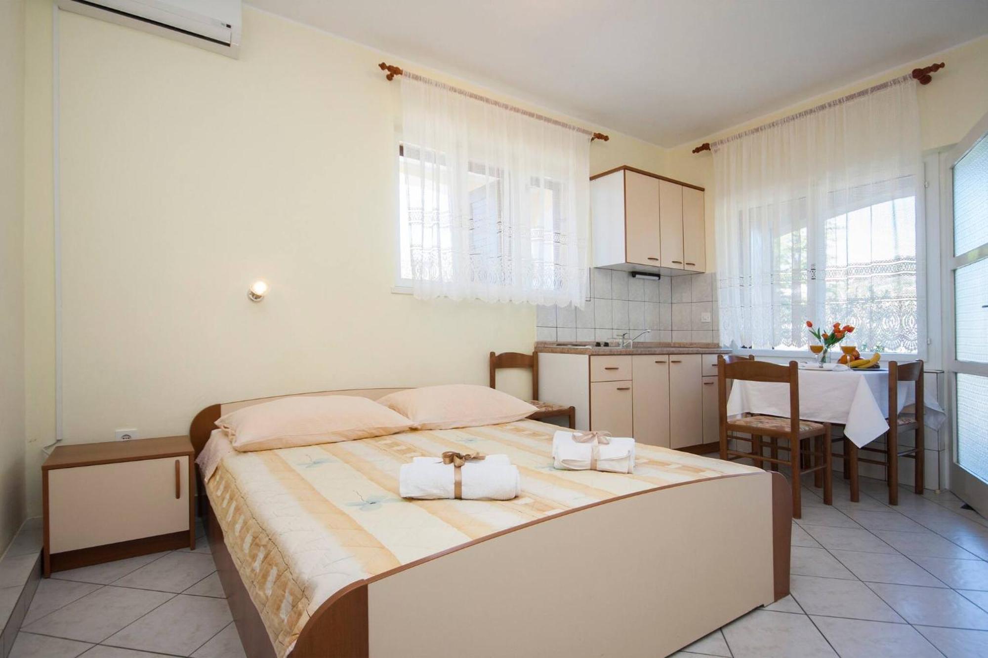 Family Apartments & Rooms Mikelin Primošten Extérieur photo