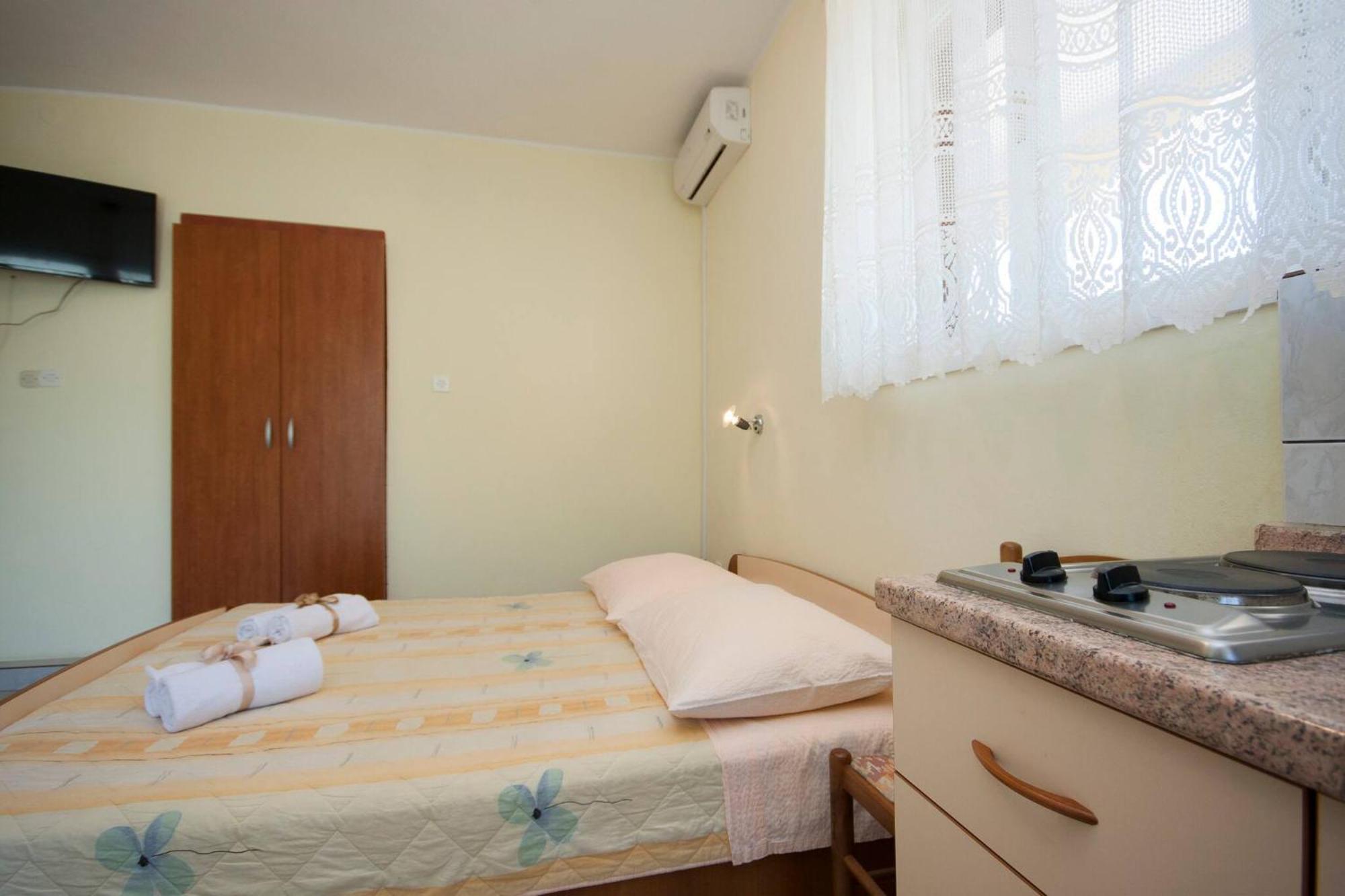 Family Apartments & Rooms Mikelin Primošten Extérieur photo