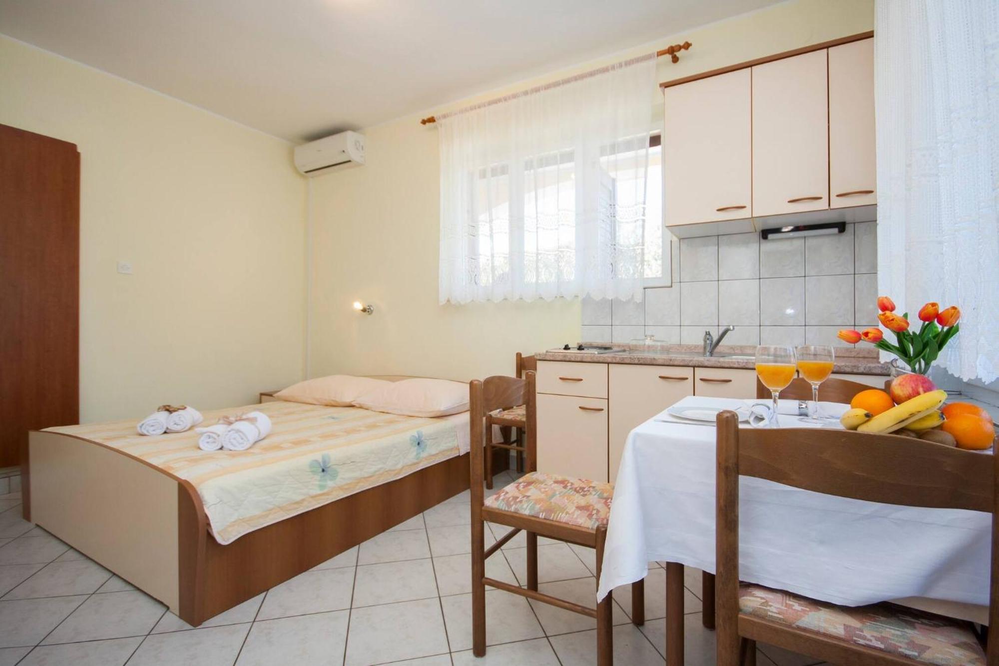 Family Apartments & Rooms Mikelin Primošten Extérieur photo